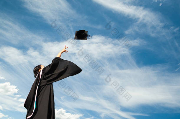 一名毕业生在格拉杜的毕业典礼上抛出了一顶<strong>帽子</strong>