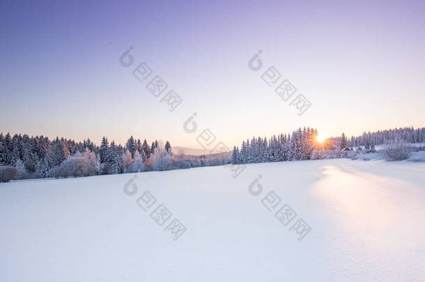 美丽的冬天风景日出在山里.