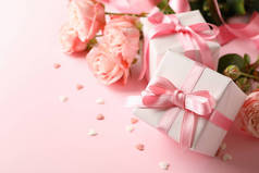 粉色背景的玫瑰和礼品盒，文字空间