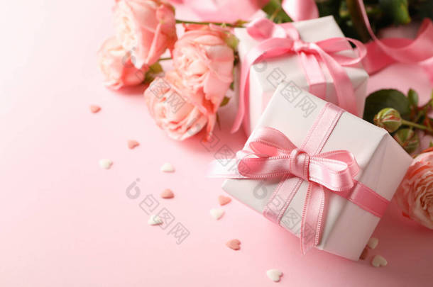粉色背景的玫瑰和礼品盒，文字空间
