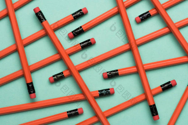 红色石墨铅笔的顶部视图绿色的橡皮擦