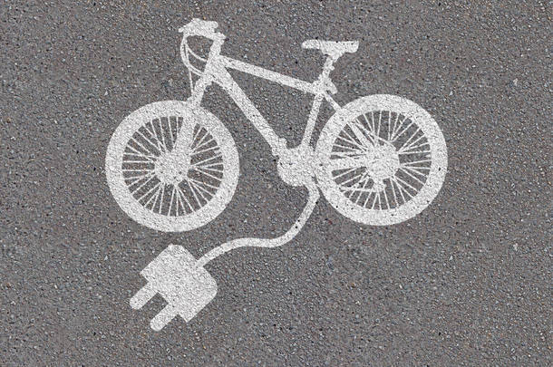 沥青上彩绘白卡自行车的高角度视图