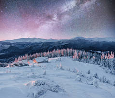在冬天的山上小屋。神秘的雾。期待假期。梦幻般的星空和银河。喀尔巴阡山.乌克兰、欧洲
