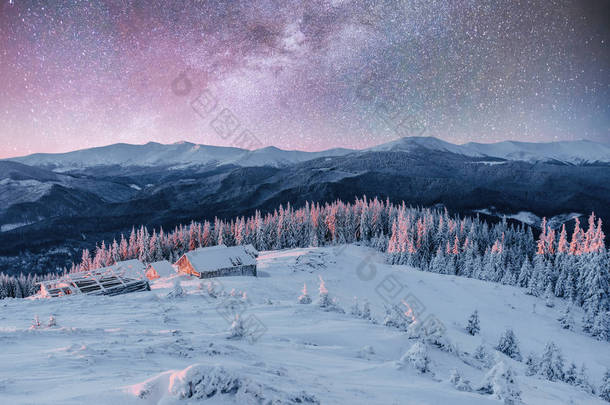 在冬天的山上小屋。<strong>神秘</strong>的雾。期待假期。梦幻般的星空和银河。喀尔巴阡山.乌克兰、欧洲