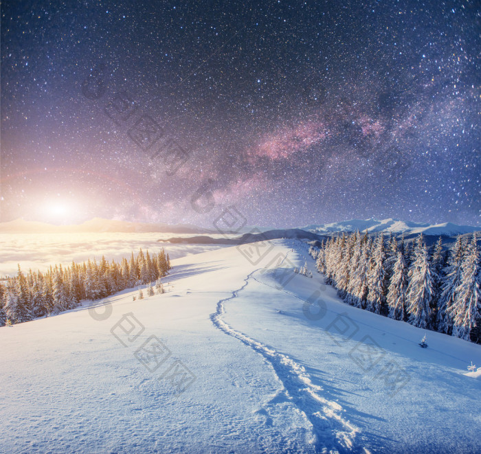 在白雪皑皑的冬季夜晚的星空与一些冬天背景图片-包图网企业站