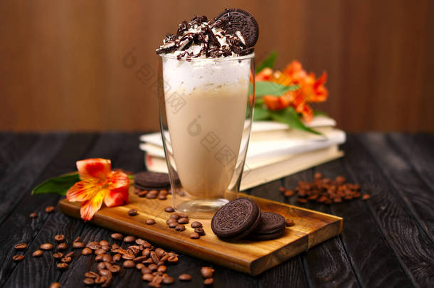 杯咖啡鸡尾酒，奶油和饼干，装饰有咖啡豆和花