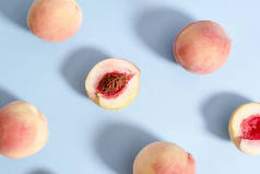 整个成熟美丽的桃子和一个分裂一半与壳核