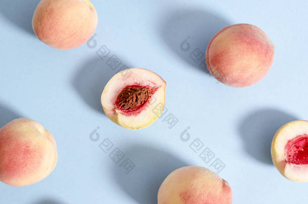 整个成熟美丽的桃子和一个分裂一半<strong>与</strong>壳核