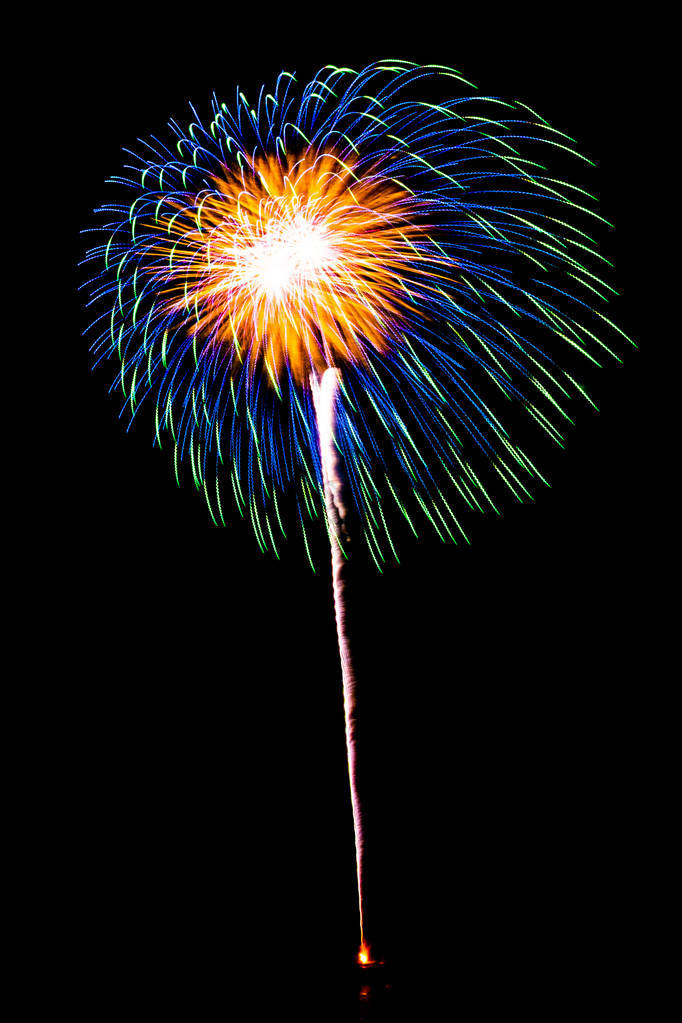 美丽的彩色烟花在夜空中显示在夜晚庆祝夜晚天空