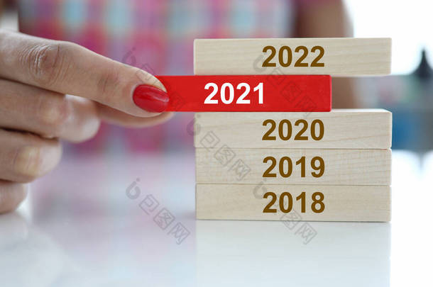 女子手握红木块2021年标志特写