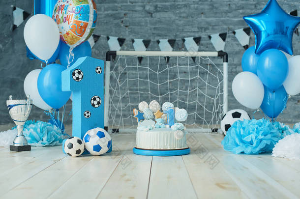 节日<strong>背景</strong>装饰生日与蛋糕, 信件说一个和蓝色气球在<strong>演播室</strong>, 男孩生日。蛋糕粉碎第一年的概念。生日问候。足球主题