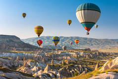 热气球飞越土耳其卡帕多西亚上空