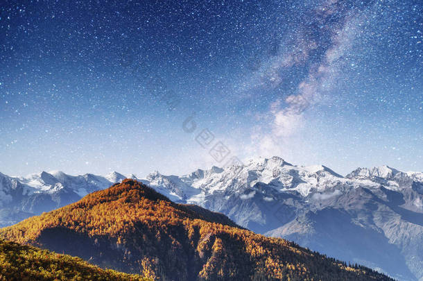 梦幻般的星空。秋天的风景和白雪皑皑的山峰。主要的高加索脊。欧洲.