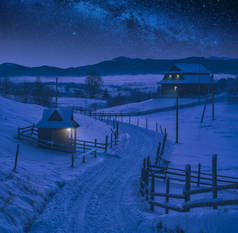 夜幕下穿越高山村的雪道
