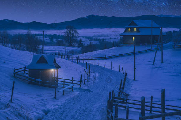 夜幕下穿越高山村的雪道