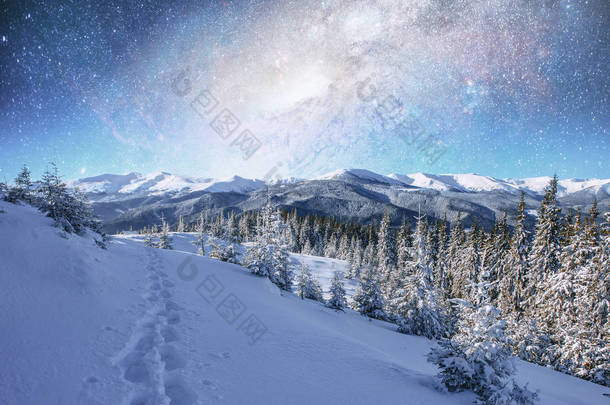 在冬雪的夜空中繁星闪烁。<strong>梦幻</strong>般的银河在除夕夜。银河是一个<strong>梦幻</strong>般的新年前夜。冬天的路在山上。美国宇航局的礼遇. 