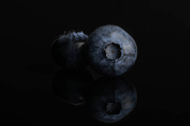弗雷西蓝莓隔离在黑色玻璃上