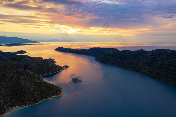 土耳其黎明大海和山脉从空中拍摄.