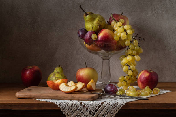 还有水果的平静生活。 苹果、葡萄和李子
