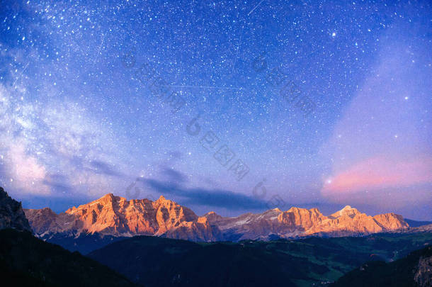 洛基山脉在迷人的星空. 意大利白云石阿尔卑斯山.