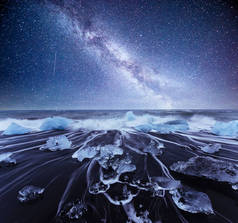 冰岛，Jokulsarlon泻湖，冰原冰川泻湖湾美丽的寒冷景观，星空夜。 超棒的挤奶方式.