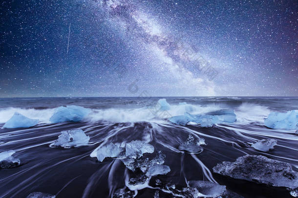 冰岛，Jokulsarlon泻湖，冰原冰川泻湖湾美丽的<strong>寒冷</strong>景观，星空夜。 超棒的挤奶方式.