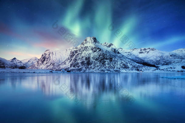 挪威Lofoten<strong>岛</strong>Aurora Borealis 。 没有光，没有高山，没有冰冻的海洋。 冬天的风景在夜间. 挪威旅行-形象