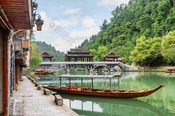 沱江河上停泊的木制旅游船, 凤凰