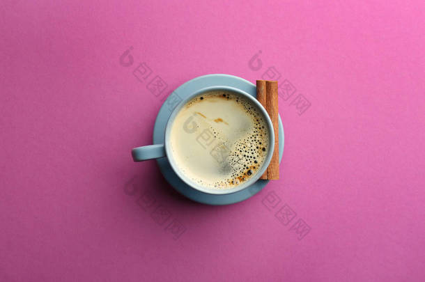 杯与美味的芳香咖啡在颜色背景, 顶部视图