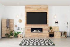 客厅内部，木制墙壁上有现代电视