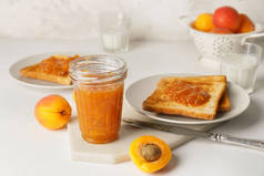 一罐美味的杏酱和烤面包放在桌上
