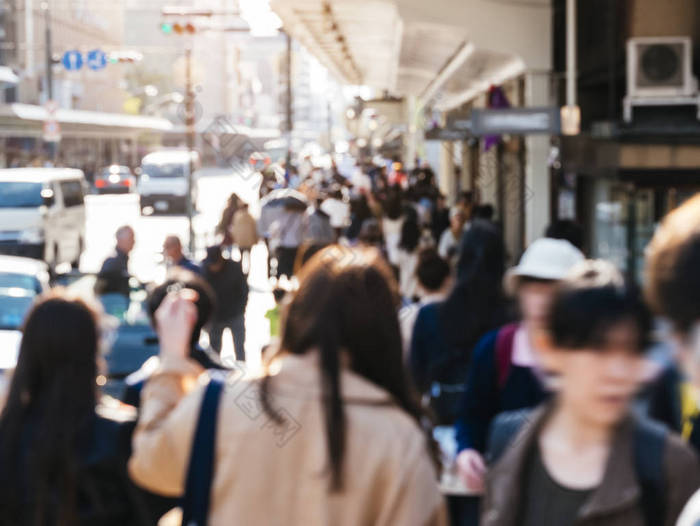 走在大街的人行道上城市的城市生活方式的人 