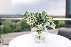 桌上放着新鲜花束的小玻璃花瓶