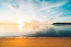 在日落时分的热带天堂岛海滩和海洋与椰子棕榈树度假和度假