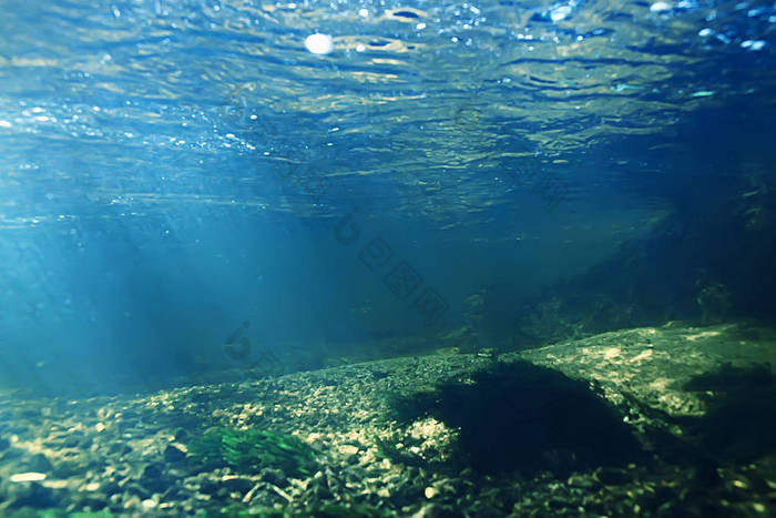 水下山清澈的河流, 水下照片中的淡水河流, 快速水流, 气泡水, 水下生态系统景观