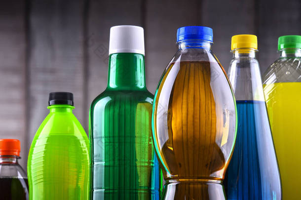 各种颜色的各种碳酸饮料的塑料瓶.
