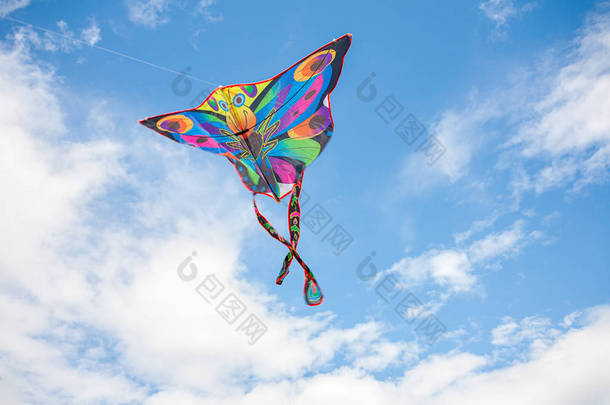 夏天，风筝在蓝天的映衬<strong>下</strong>，放飞风筝，享受暑假的乐趣