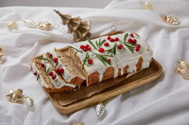 传统的圣诞蛋糕，木板上有覆盆子，白布上有覆盆子
