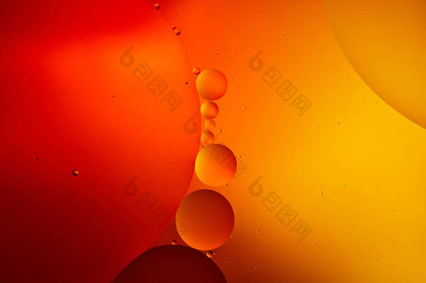 从混合水和油中提取出富有创意的橙色和红色背景 