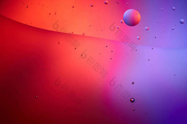 用粉色和紫色混合水泡和油泡创作抽象质感
