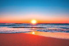 海滩日出或日落与蓝天和上升的表面