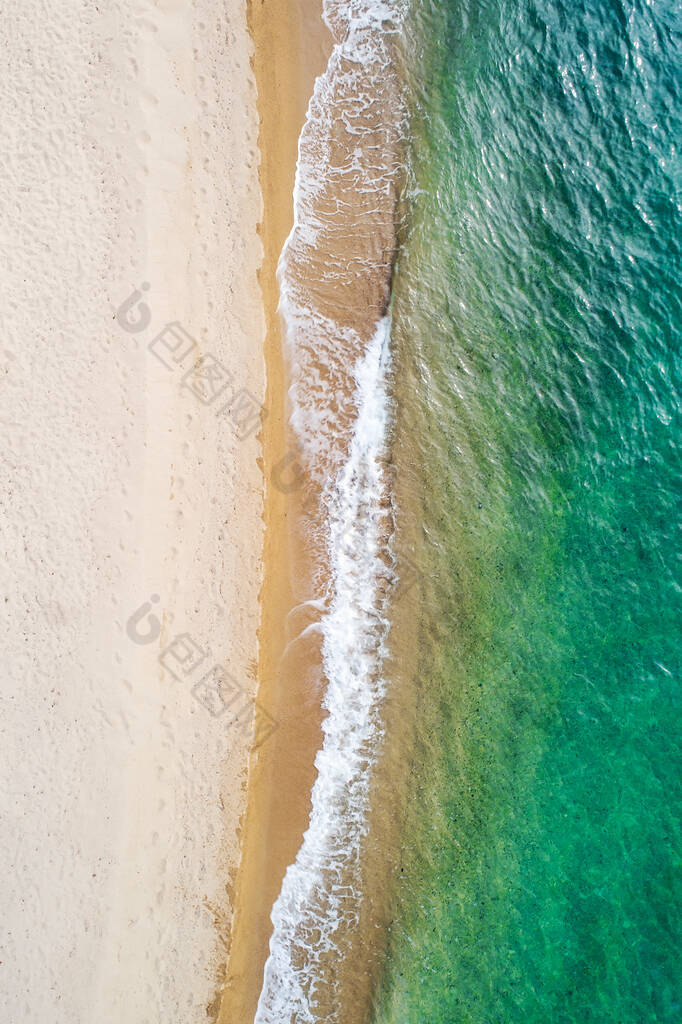 位于希腊查尔基的Sithonia半岛的Lagomandra海滩的空中景观。海滩和波浪从顶部看。绿松石水背景从顶部看。夏天的海景