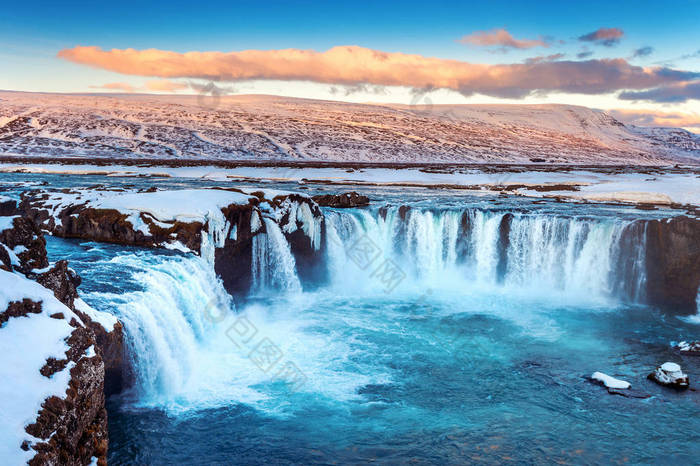 Godafoss 瀑布在冬天的日落, 冰岛.