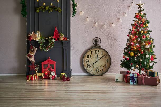 现代的圣诞房，有参天大树和传统的壁炉.
