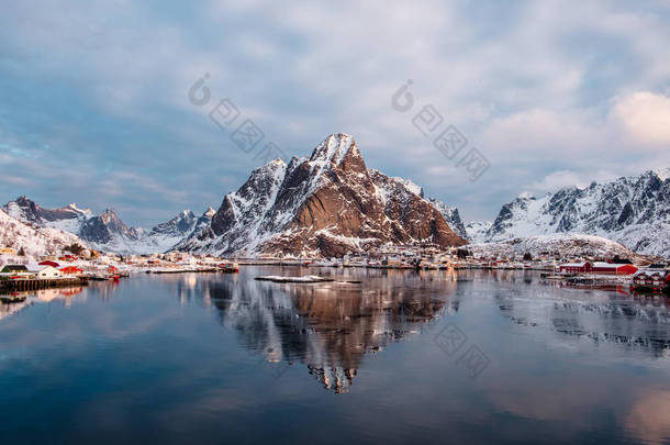 北极海洋的山反射与挪威的渔村