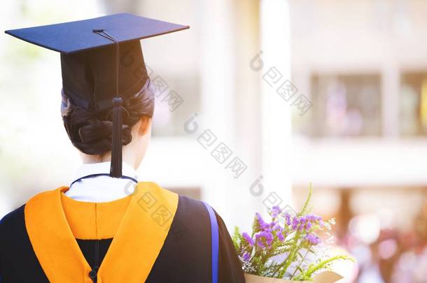 毕业时，学生手捧帽子在毕业典礼上成功毕业，理念教育祝贺。毕业典礼，祝贺大学毕业生.