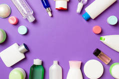 塑胶瓶架平铺构图与化妆品在彩色背景的空白空间为您的设计。一组白色化妆品容器，顶部视图，带有复制空间.