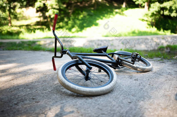Bmx自行车躺在公园的人行道上.