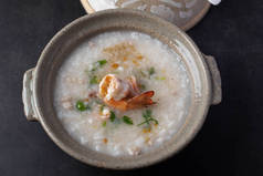 虾仁炒饭或海鲜炒饭，背景为黑色.