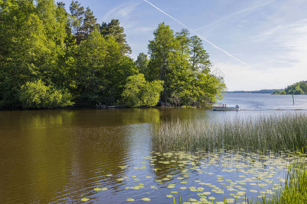 美丽的湖景与汽船在蓝天与白云背景.美丽的<strong>夏季</strong>自然背景。瑞典、欧洲.